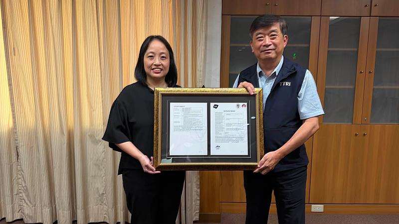 BSI 東北亞區訓練長洪詩嵐（左）代表頒授 ISO 14064-1:2018 證書予紡織所，由所長李貴琪（右）代表受證